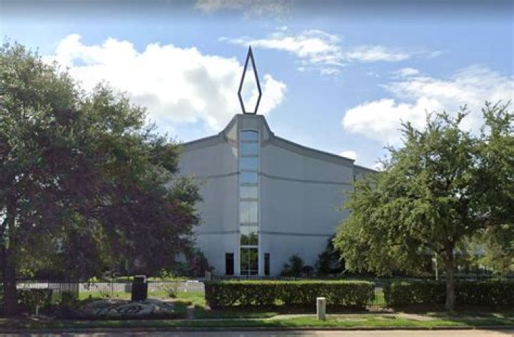 ¿Qué pasó con el antiguo edificio de la Iglesia Lakewood?