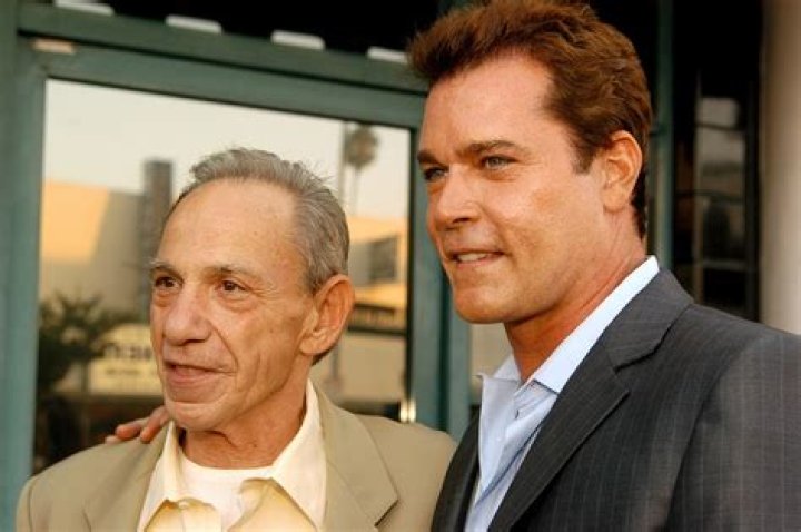What restaurant did Henry Hill own?