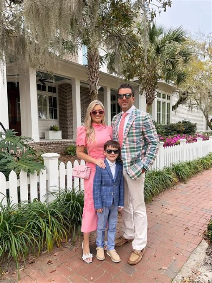 Whitney Rife (Blogger) - Age, Birthday, Bio, Facts, Family, Net Worth, Height & More