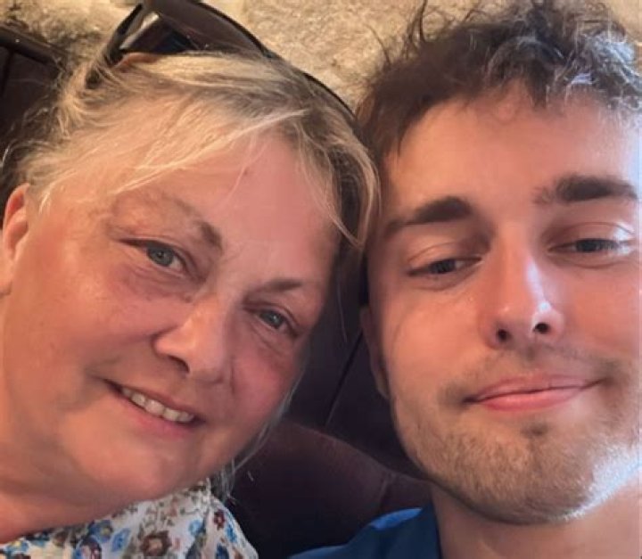 
Who Are Sam Fender’s Dad and Mum? Meet His Parents 