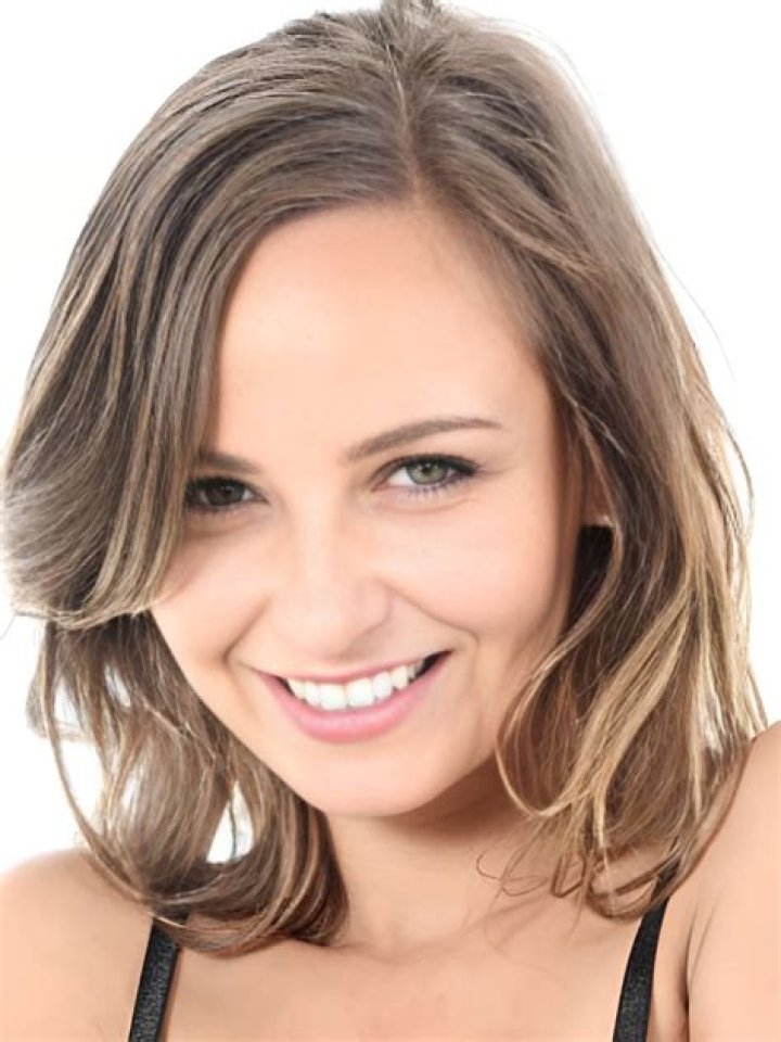 
Who Are Stella Jones Parents? Facts To Know About Mick Jones Daughter 