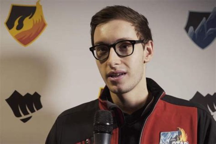 Who is Bjergsen girlfriend today? Is he dating Pokimane? Break up, Wiki