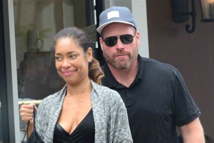 ʻO wai ka mea e pili ana iā Gina Torres? – Celebrity.fm