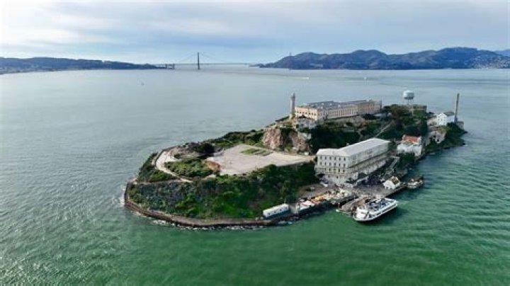 A qui appartenait Alcatraz ?
