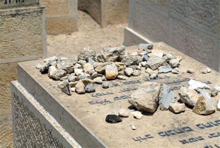¿Por qué los judíos ponen piedras en las tumbas? – Celebrity.fm
