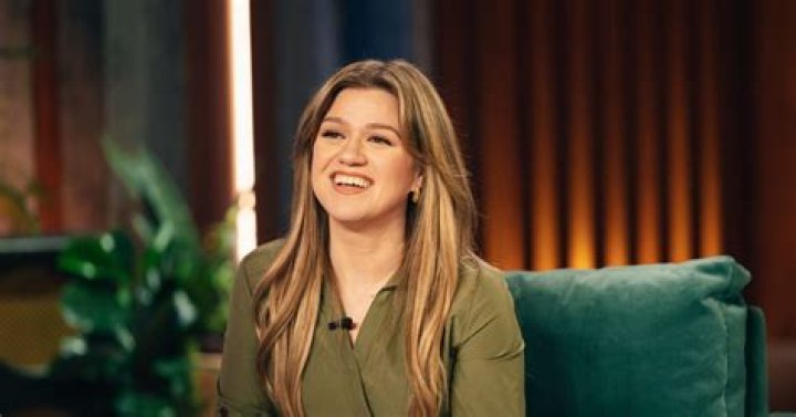 Why does Kelly Clarkson not talk to her father?