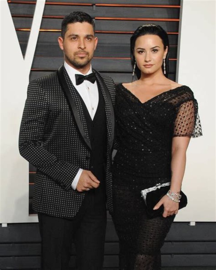 CreeperWilmer Valderrama Shares Photo of Girlfriend Demi Lovato Sleeping With His Instagram Followers!