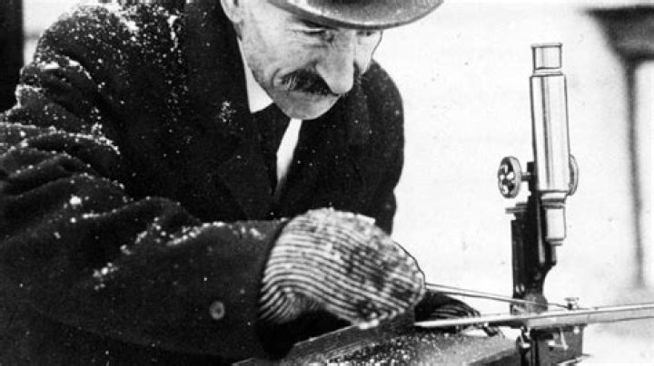 Wilson Bentley (Photographer) - Age, Birthday, Bio, Facts, Family, Net Worth, Height & More