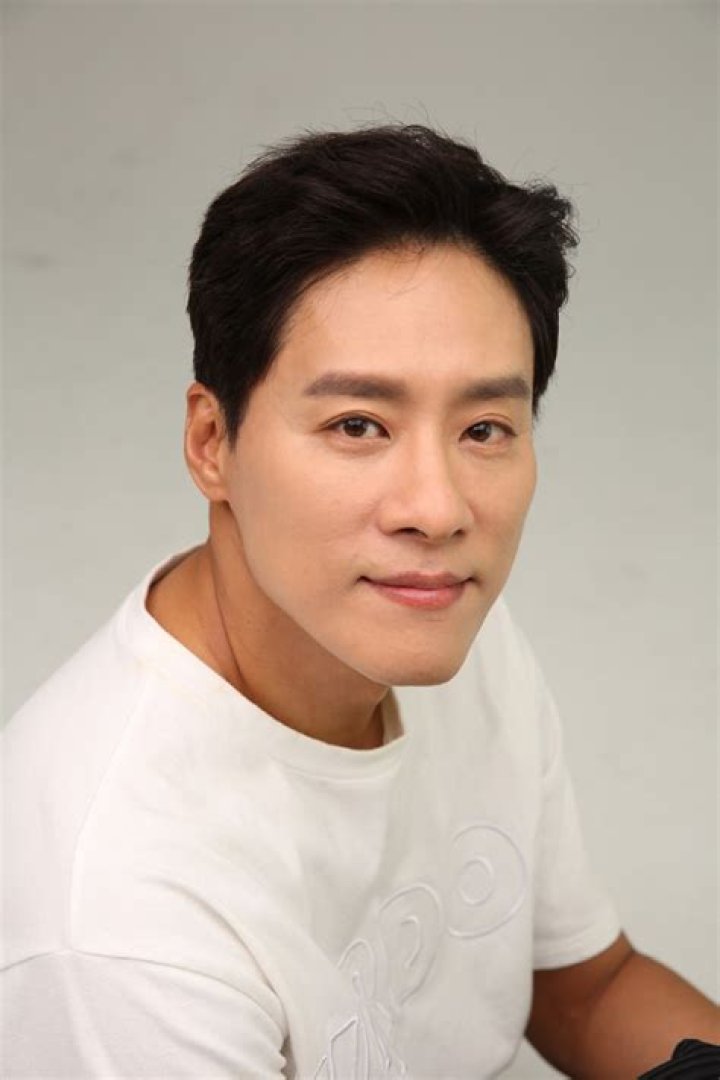 Woo Ji-won Biography, Age, Height, Wife, Net Worth, Family