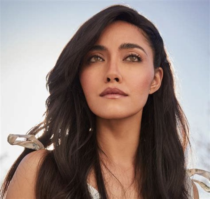 How tall is Yasmine Al-Bustami