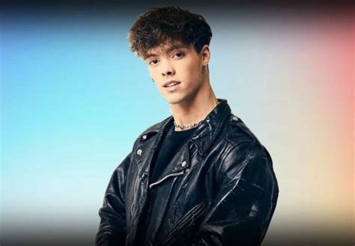 Zach Herron (Pop Singer) - Age, Birthday, Bio, Facts, Family, Net Worth, Height & More